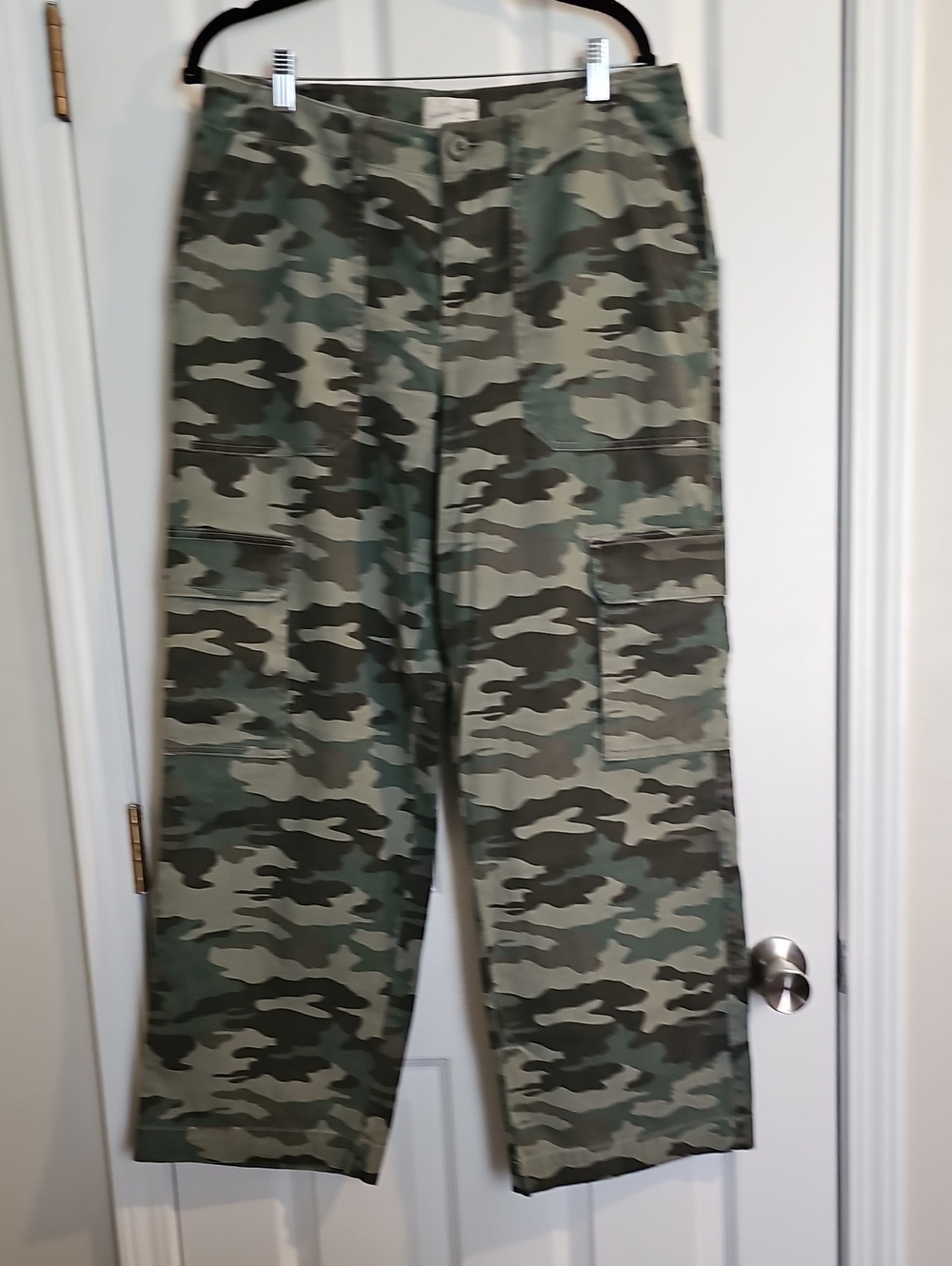 Women's Camouflage Cargo Pants - Green Camo